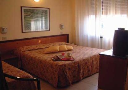 Hotel Moderno Римини Номер фото